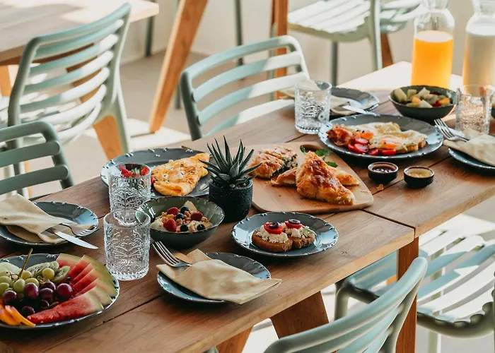 לינה וארוחת בוקר Ostria View Suites Mykonos 4*